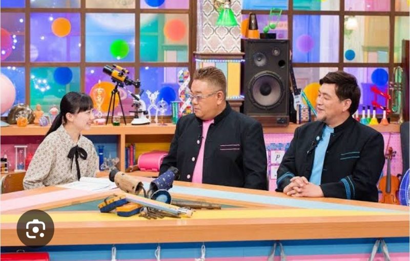 博士ちゃんのスタジオ風景。サンドウィッチマンマンと芦田愛菜さんが並んでいる