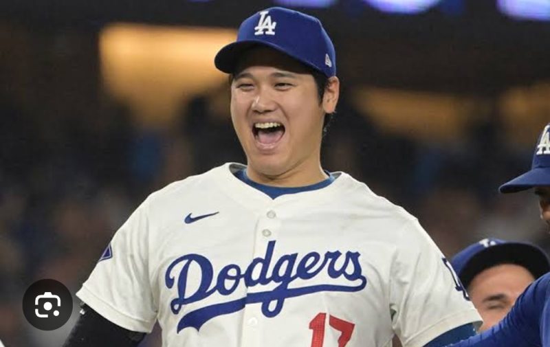 ドジャースのユニフォームを着て笑顔を見せる大谷翔平選手