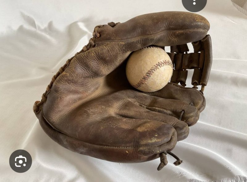 使い込まれた野球のグリーブとボール