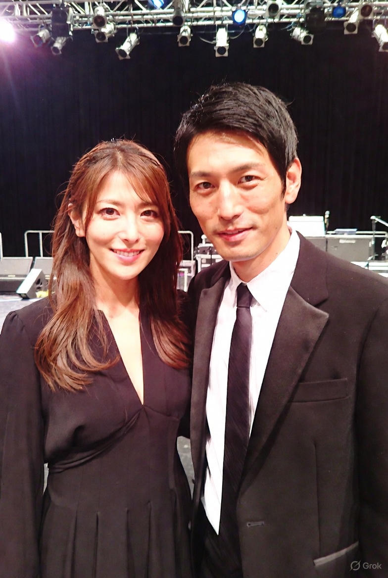 笑顔で登壇するイメージの上戸彩と旦那HIRO