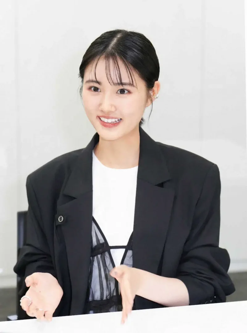上品な笑顔でインタビューに答える原菜乃華