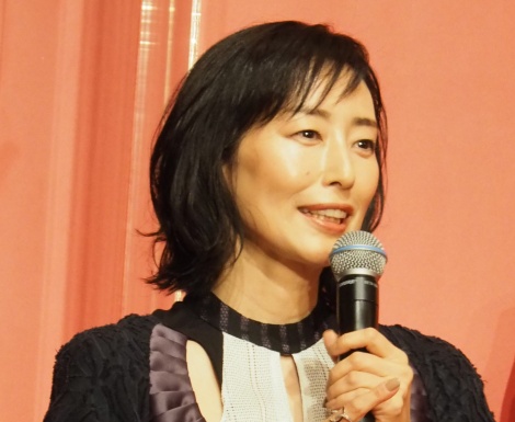 笑顔でイベントに登壇する木村多江