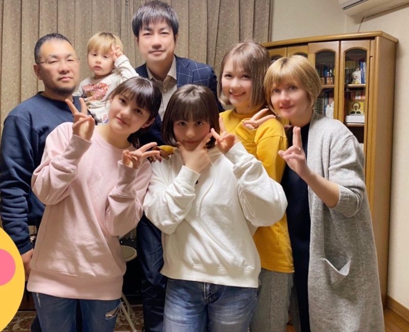 村重杏奈さんの家族写真。両親、三姉妹、弟が揃った写真