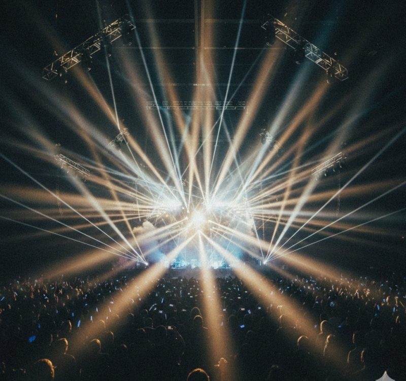 光り輝くステージのライトのイメージ画像