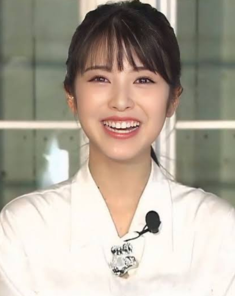 インタビューで笑顔を見せる浜辺美波さん