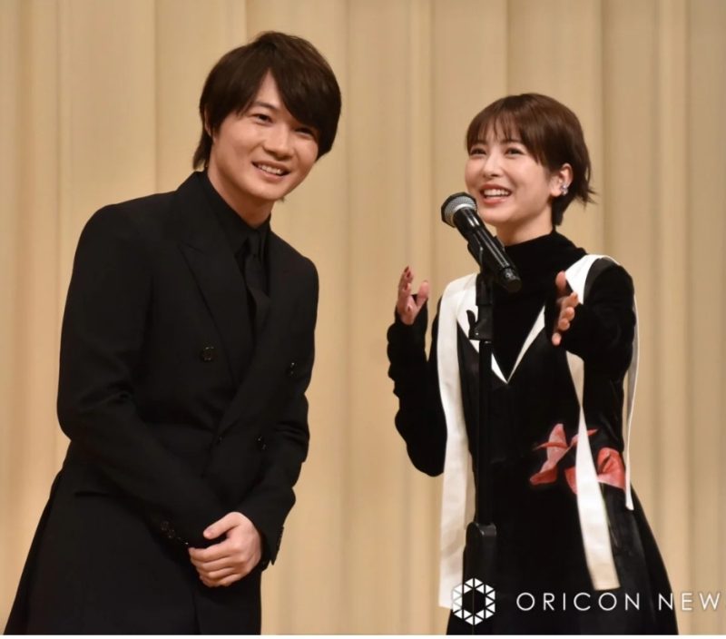 映画の舞台挨拶で仲良く話す浜辺美波さんと神木隆之介さん