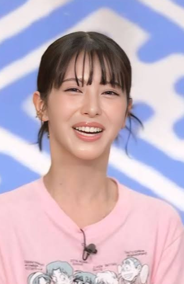 バラエティ場組で笑顔を見せる浜辺美波さん