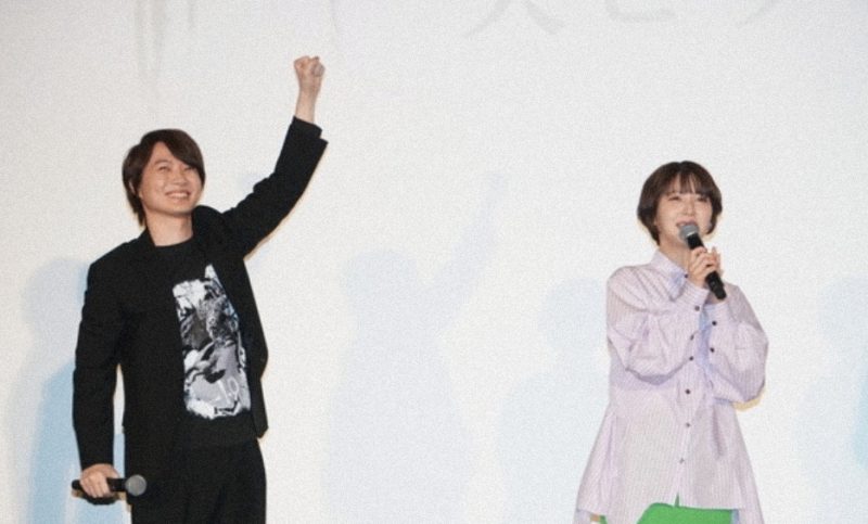 映画の舞台挨拶で仲良く話す浜辺美波さんと神木隆之介さん