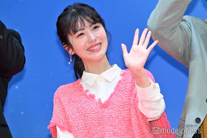 バラエティ場組で笑顔を見せる浜辺美波