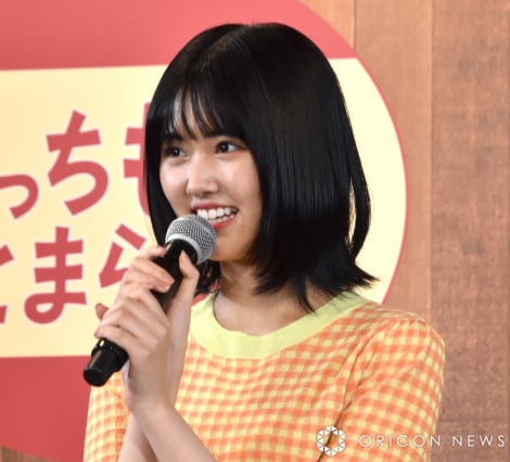 笑顔で登壇する原菜乃華