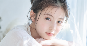 透明感のある笑顔で微笑む若い女性のフリー素材
