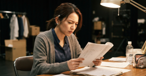 真剣な表情で演技と向き合う女優のイメージ画像
