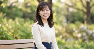 清楚な笑顔の女性