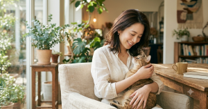 室内でゴロゴロと甘える可愛い猫のイメージ写真