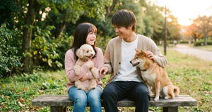 明るい窓辺で優しく微笑む女性のイメージ画像