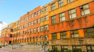 北陸学院の歴史ある美しい校舎の雰囲気を連想させるレンガ造りの学校の建物
