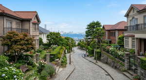 横浜の高級住宅街、山手地区の洋館と坂道